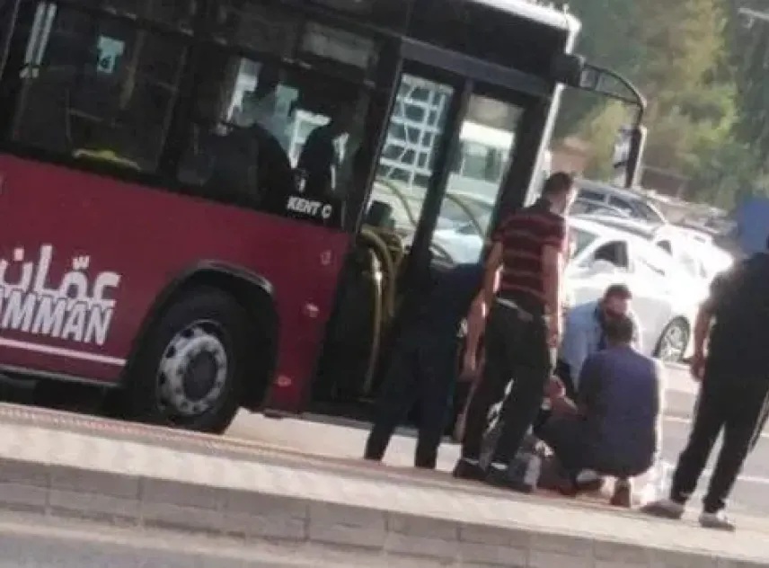 عاجل ... الباص السريع ينهي حياة موظف في أمانة عمّان على شارع الاستقلال .. صورة