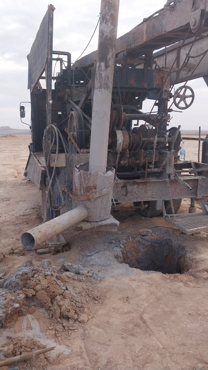 سلطة المياه: ضبط حفارة مخالفة في البادية الشمالية وخطوط لتعبئة صهاريج في الموقر ...صور وفيديو