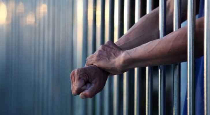 توقيف مندوب شركة تواطأ مع موظف في وزارة التربية والتعليم