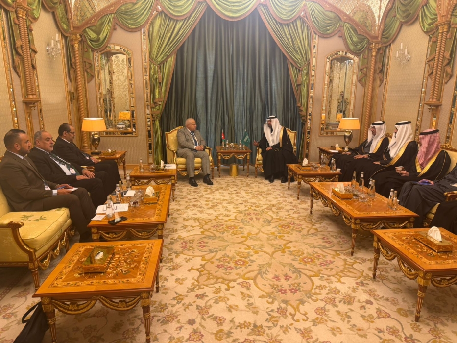 وزير العمل يلتقي نظيره السعودي في الرياض