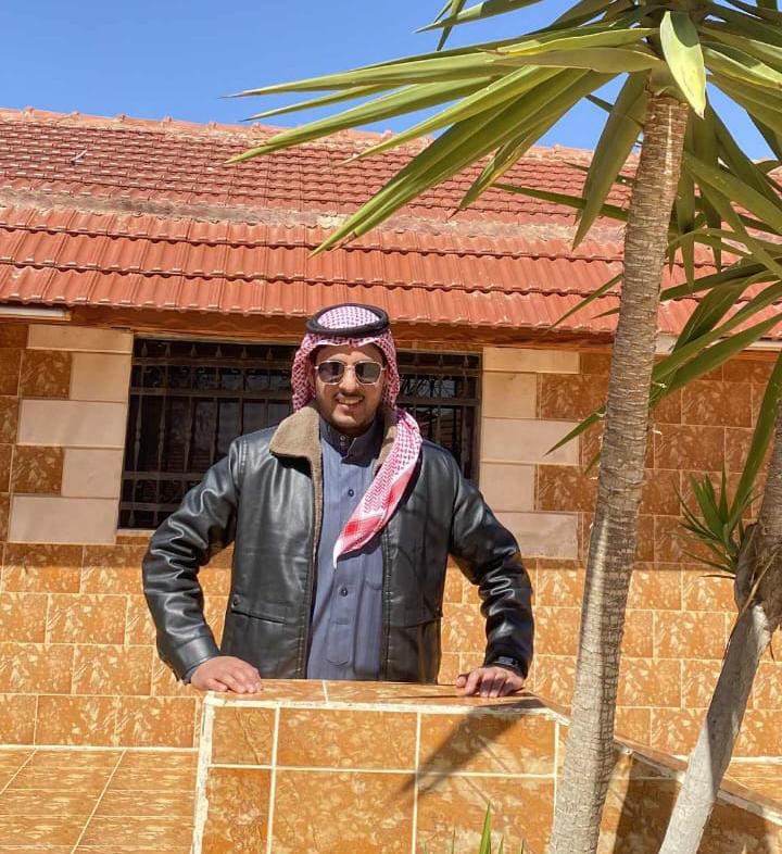 عارف فارس البدارين يبارك تخرج أخيه سفيان من الجامعة الهاشمية