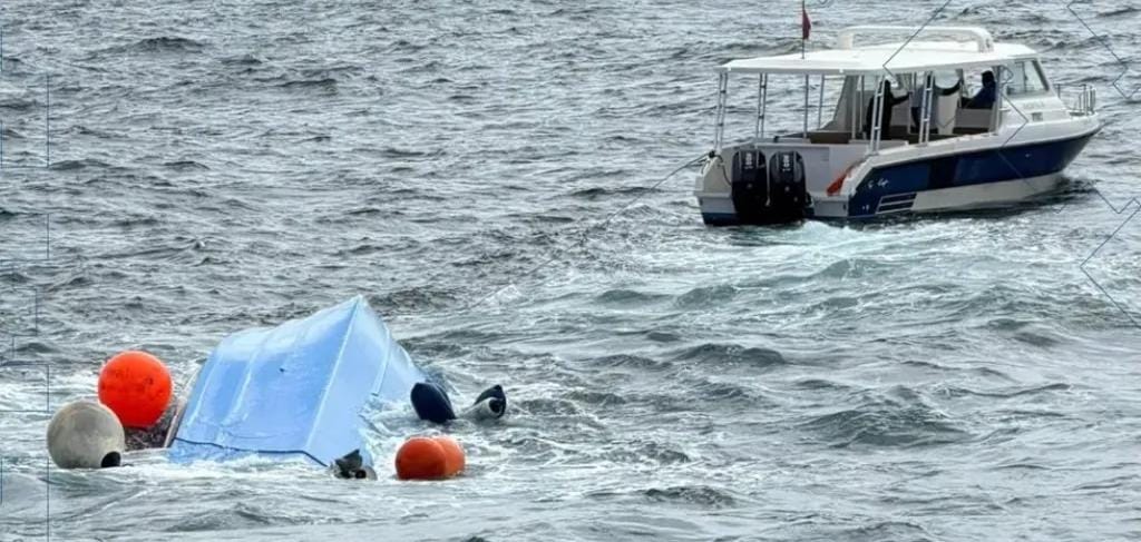 وفاة 3 سياح فرنسيين في حادث انقلاب قارب قبالة سواحل سلطنة عُمان