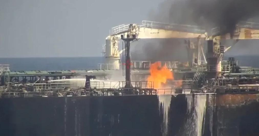 الحوثيون..ينشرون مشاهد لسفينة تحترق هاجموها بالبحر الأحمر.. والحكومة: رسالة إيرانية في لحظة إقليمية حساسة