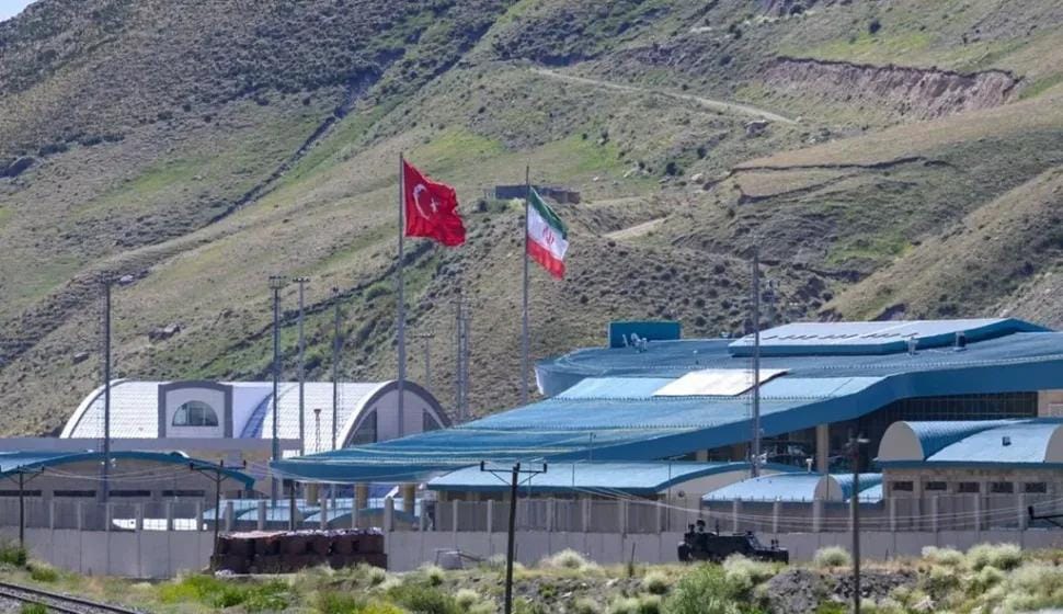 تركيا تدرس إنشاء ”منطقة عازلة“ مع إيران تحسبا لانهيار النظام