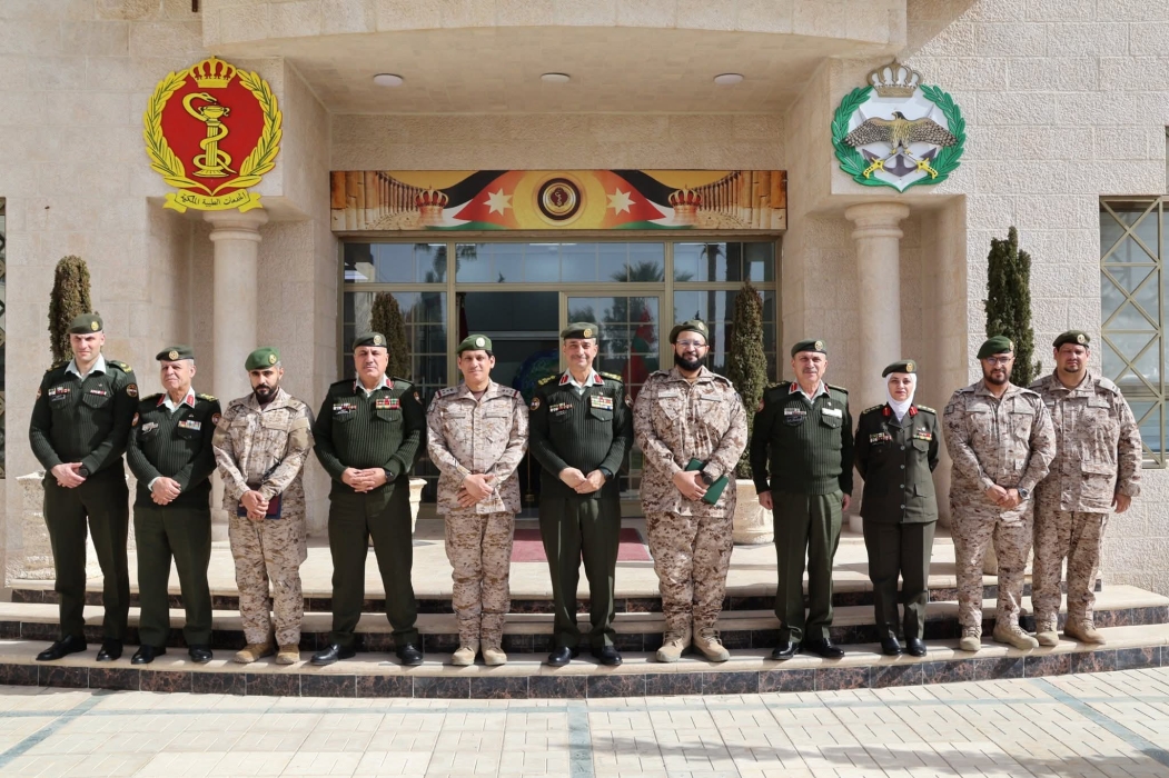 وفد عسكري سعودي يزور مديرية الخدمات الطبية الملكية… صور