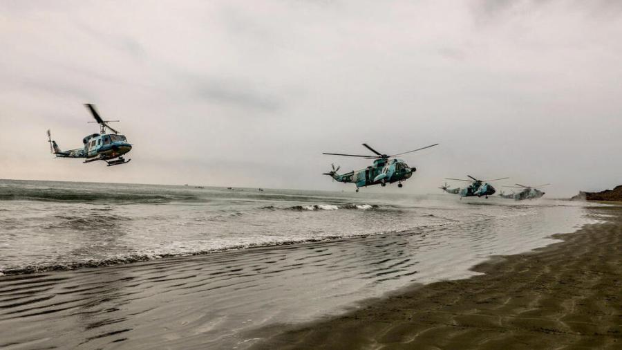 إيران تصدر إخطارًا جويًا بسبب مناورات عسكرية قرب مضيق هرمز