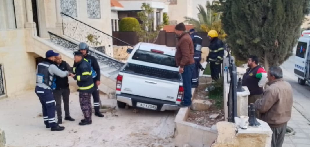 مركبة تابعة لشركة الكهرباء تقتحم منزلًا خاليًا في مادبا بسبب إصابة السائق بنوبة سكر
