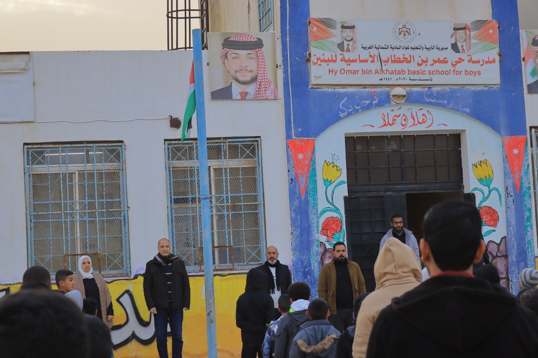 الحويدي تشارك طلبة حي عمر بن الخطاب فعاليات الطابور الصباحي