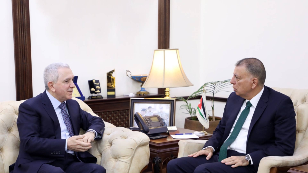 الفراية يبحث تعزيز التعاون الأمني مع السفير الأذربيجاني في عمان