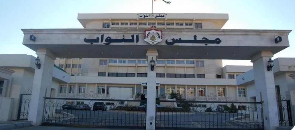 وزير يجيب على سؤال نائب بـ 1200 صفحة