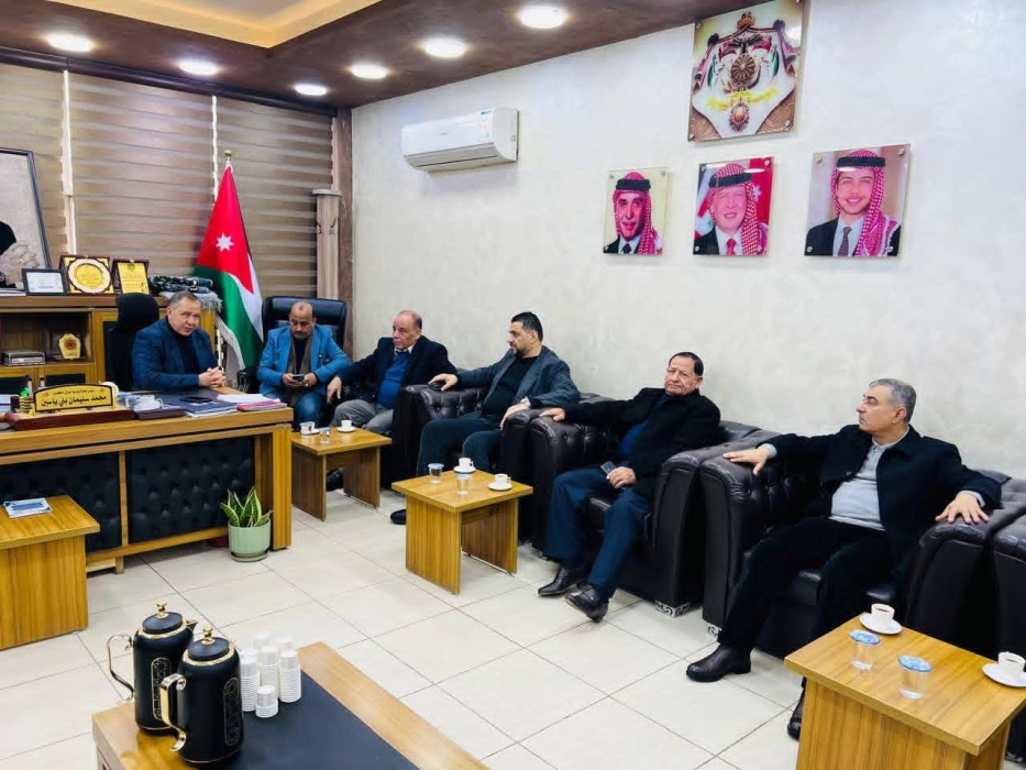 مجلس محافظة جرش يكرّم رئيس لجنة بلدية جرش الكبرى تقديراً لجهوده في ارتقاء المدينة وحصولها على المرتبة الثانية في تقييم الأداء البلدي لعام 2026