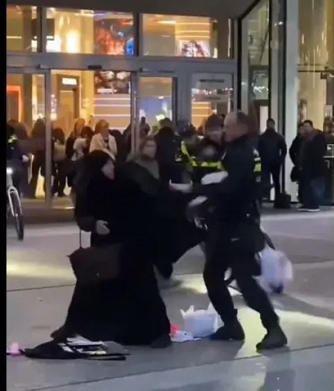 صدمة في هولندا.. شرطي يعتدي بوحشية على مسلمتين