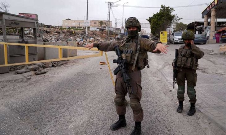 الاحتلال يواصل إغلاق بلدة حزما لليوم الثالث ويصعد اعتداءاته شمال شرق القدس