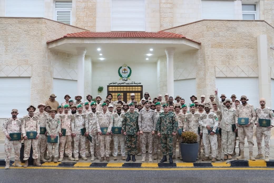 تخريج عدد من الدورات في مدرسة تدريب الحرس الملكي الخاص...صور