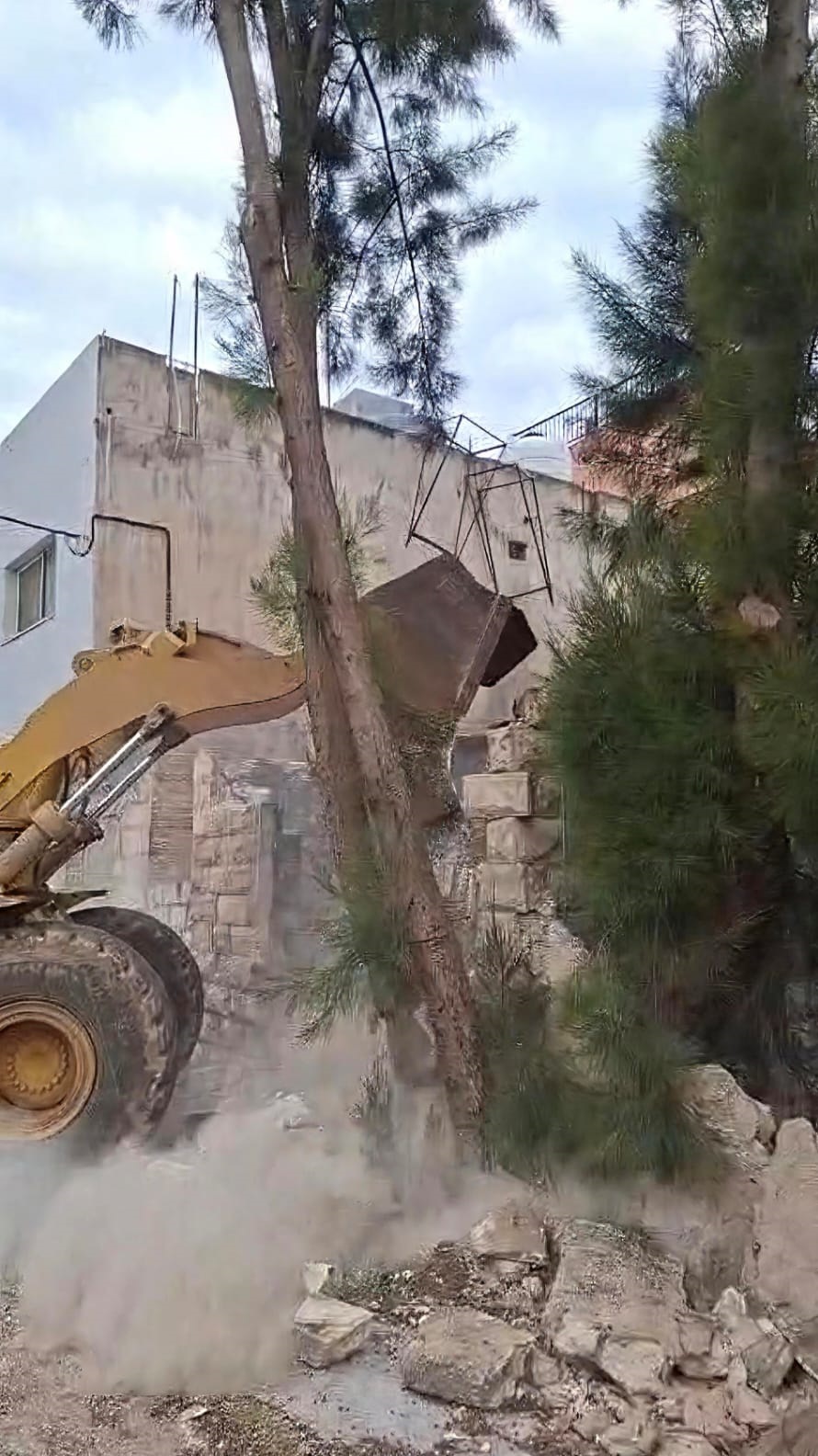 بلدية إربد تزيل بناء مهجورا آيلا للسقوط حفاظا على السلامة العامة