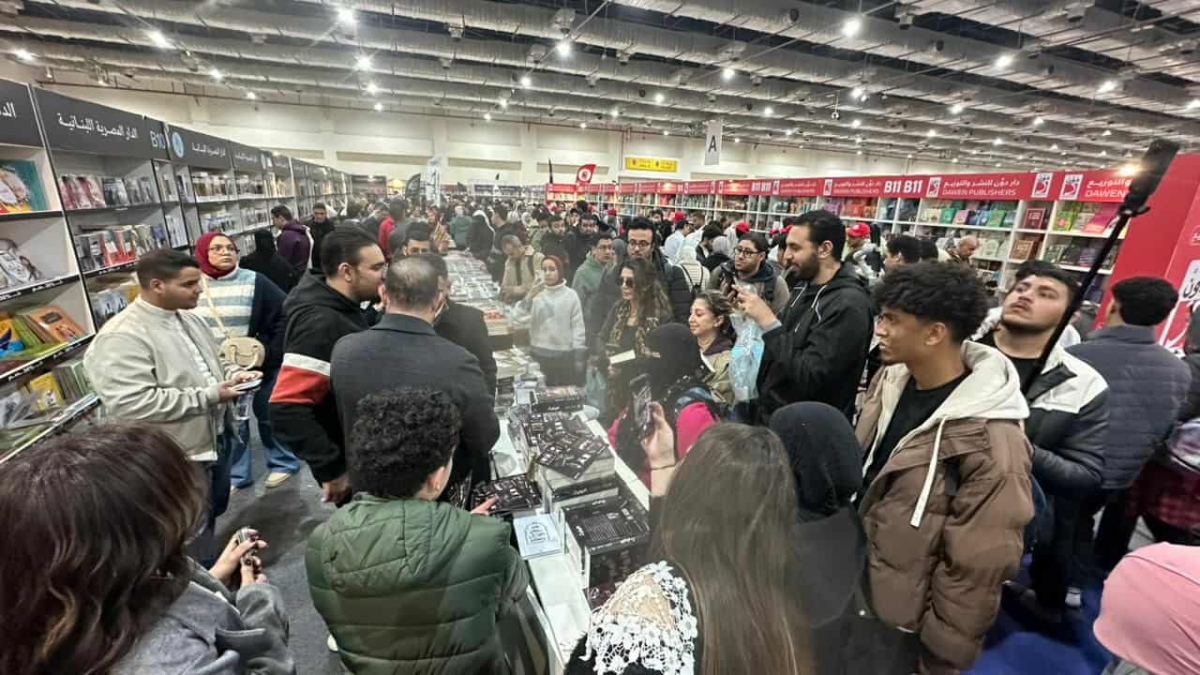 طوابير القراء تحاصر جناحه.. أحمد عثمان يحقق حضورًا استثنائيًا بتوقيع «الوارث»...صور