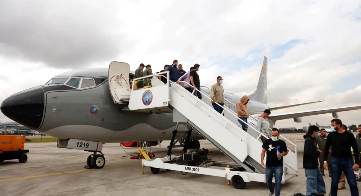 الولايات المتحدة تستأنف ترحيل المهاجرين الكولومبيين غير النظامين بعد تعليق لمدة ثمانية أشهر