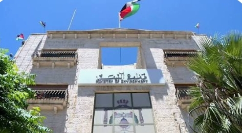 وزارة البيئة توزع 255 حاوية بلاستيكية على محافظات الجنوب