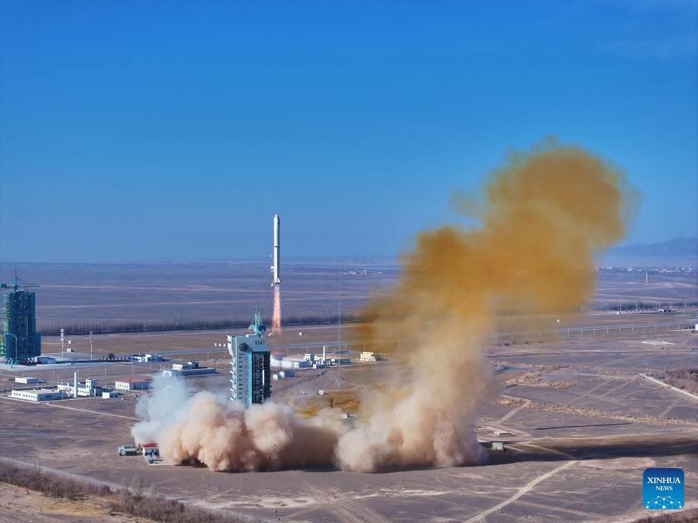 الصين تطلق قمراً اصطناعياً جزائرياً للاستشعار عن بعد