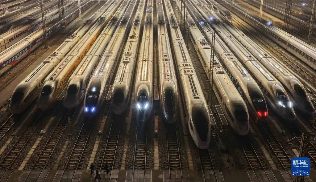 صور جوية تُظهر تصطف القطار فائقة السرعة في قوانغتشو استعداداً لانطلاق الرحلات