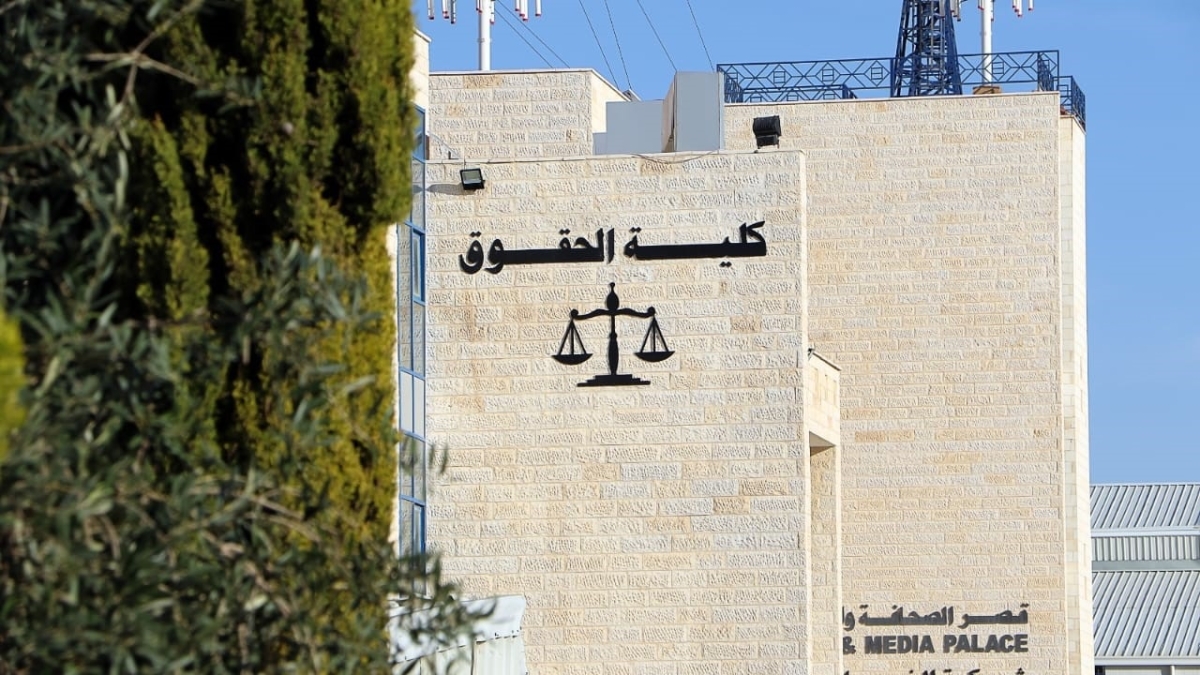 كلية الحقوق في جامعة الزرقاء تناقش رسائل ماجستير في تخصص القانون