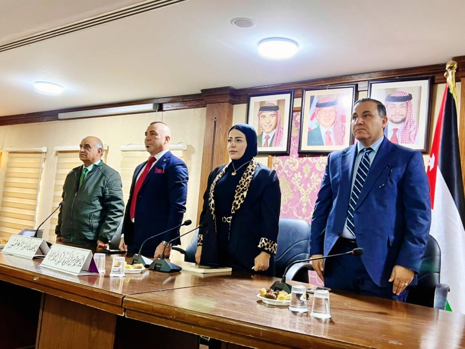 احتفالًا بعيد ميلاد الملك.. الزرقاء تشهد إشهار كتاب ‘الصعود من المنتصف’ بحضور المحافظ...صور