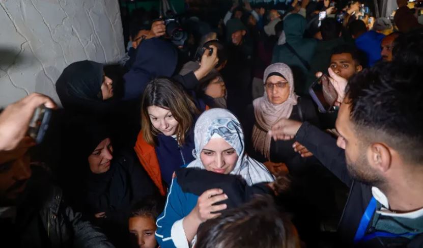 أول فوج من العائدين يدخل قطاع غزة عبر معبر رفح