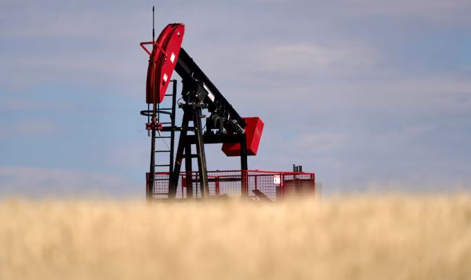 النفط ينخفض وسط تهدئة محتملة بين أمريكا وإيران وقوة الدولار