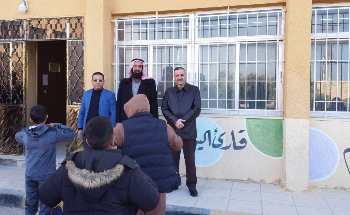 الجريري يشارك الطلبة الطابور الصباحي في مدرسة ارينبة الشرقية الثانوية للبنين.