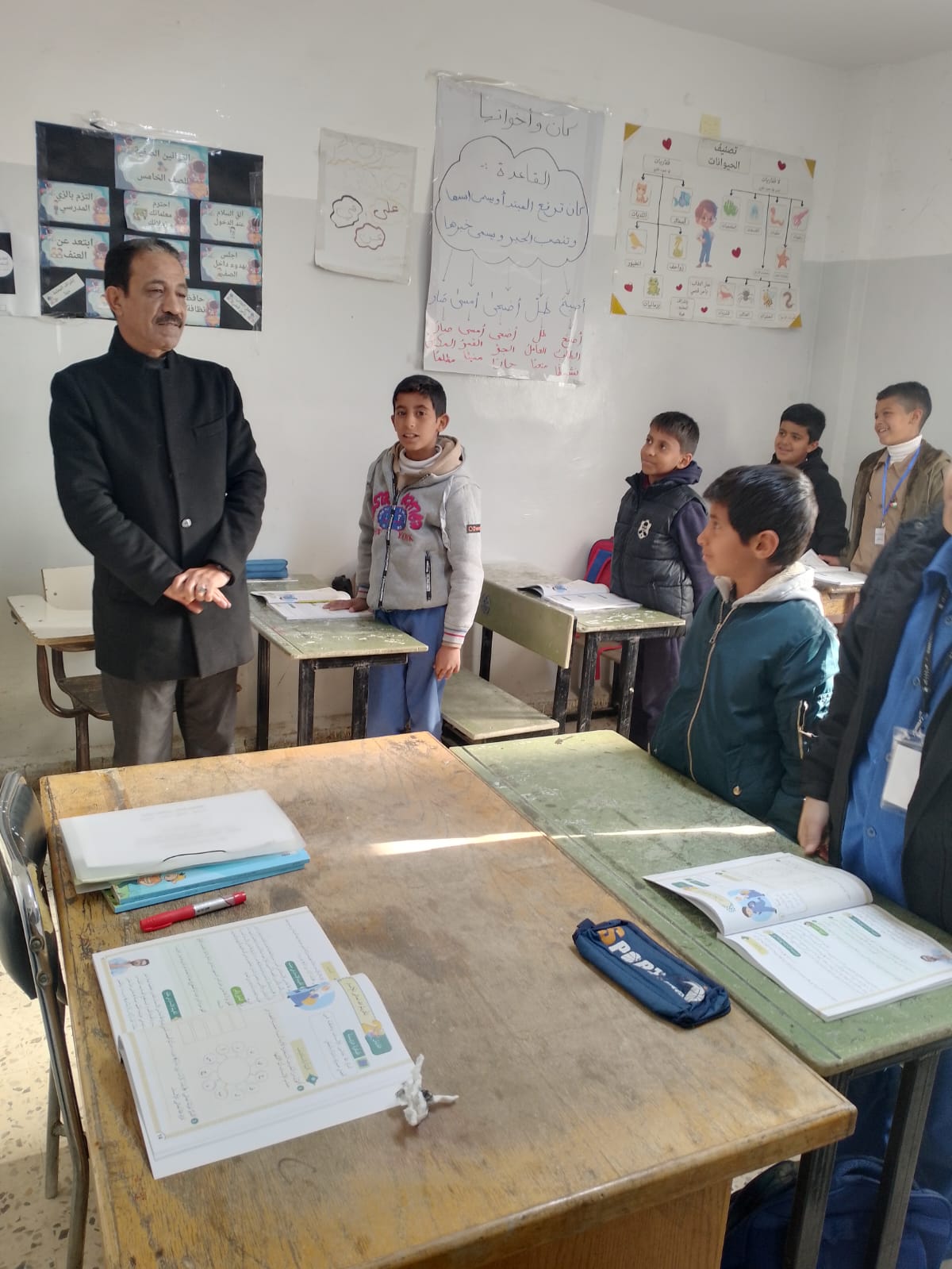 مدير تربية الموقر يتفقد مدرسة الذهيبة الغربية المؤنثة ويؤكد ضرورة غرس قيم الانتماء والولاء