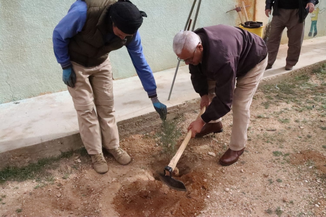 النعيمات يشارك بحملة لزراعة الاشجار احتفالا بعيد ميلاد جلالة الملك