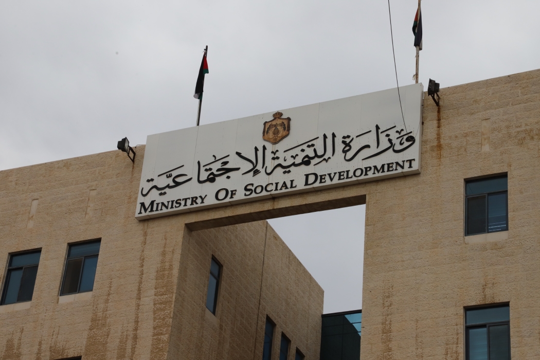 التنمية الاجتماعية تؤمن الإيواء لأسرتين تضررتا من انهيار سقفي منزليهما بالمفرق