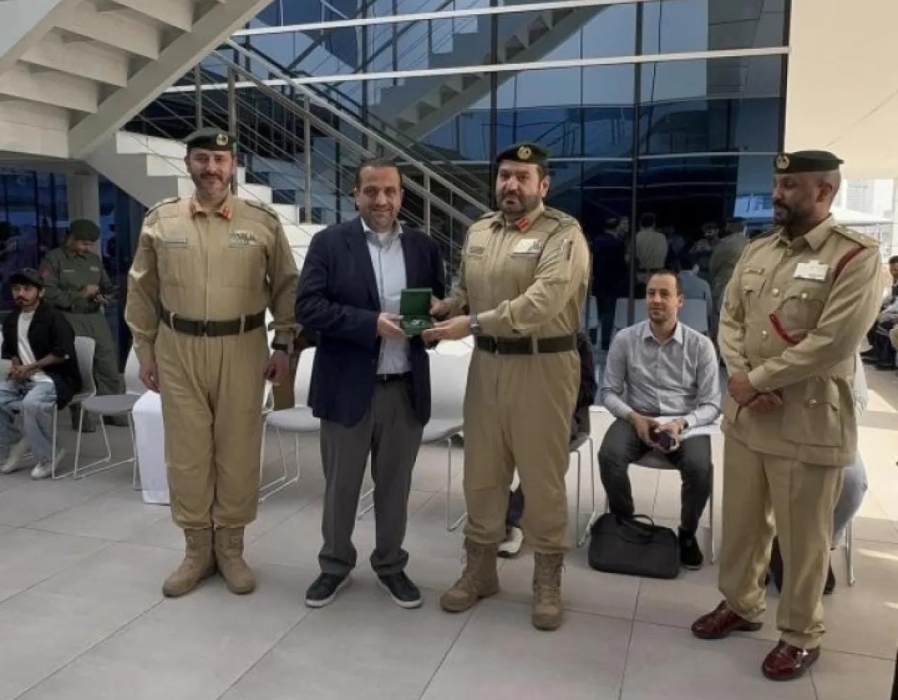 أردني يعثر على 200 ألف درهم ويسلمها .. وشرطة دبي تكرمه