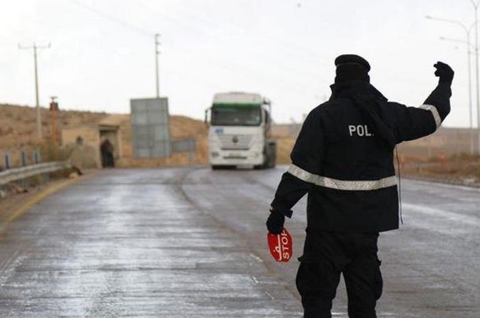 إغلاق الطريق الخلفي احترازيًا بعد تصادم صهريج وشاحنتين واندلاع حريق