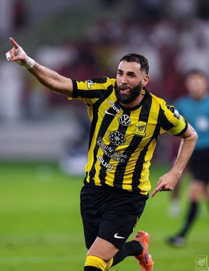 حرق قميص بنزيما يشعل غضب جماهير الاتحاد بعد انتقاله إلى الهلال