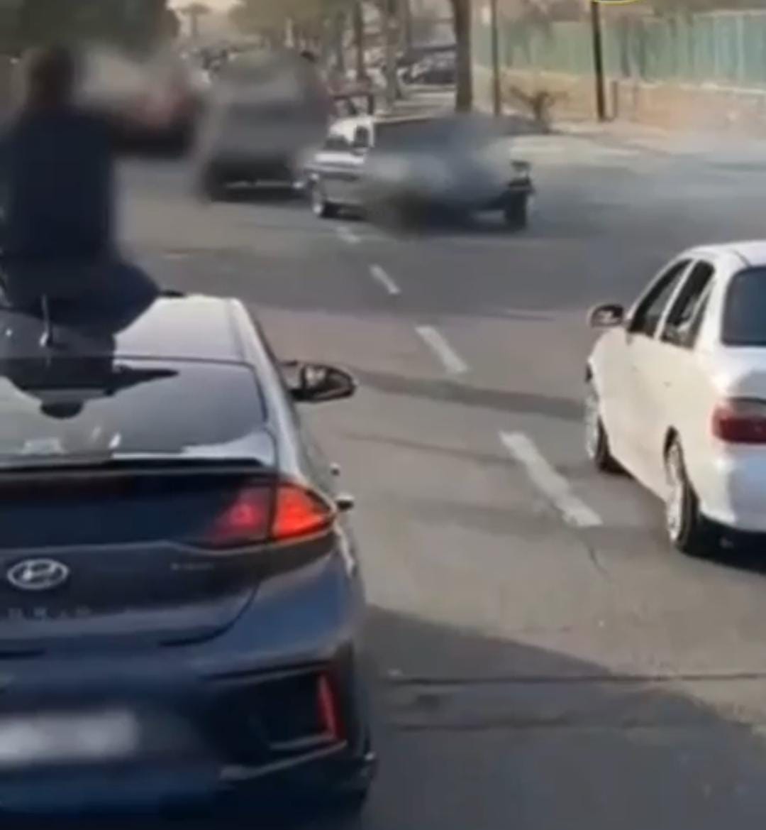 إدارة السير تضبط مركبات سارت بمواكب وأغلقت الطريق في العقبة...فيديو