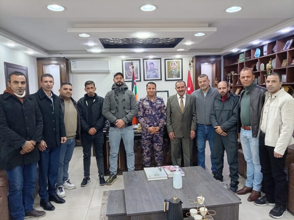 مدير دفاع مدني غرب إربد يلتقي ويكرم متقاعدين عسكريين