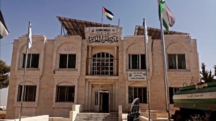 بلدية المزار الشمالي تغلق محطة غسيل وتغيير زيوت في ارحابا لمخالفتها الشروط البيئية