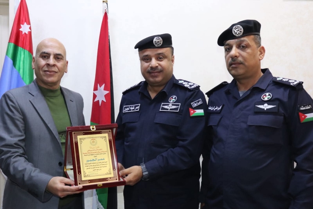 تربية الطفيلة تكرّم  العميد عمر الجبور