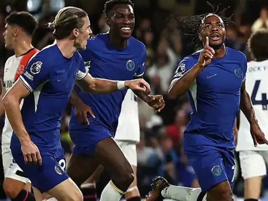 مفارقة البريميرليغ: نجوم كبار بلا عقود رغم إنفاق 400 مليون جنيه