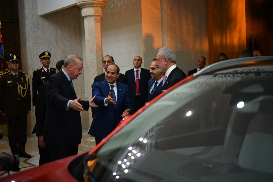 السيارة الكهربائية تكسر البروتوكول: الرئيس السيسي يقود هدية أردوغان خلال زيارته للقاهرة