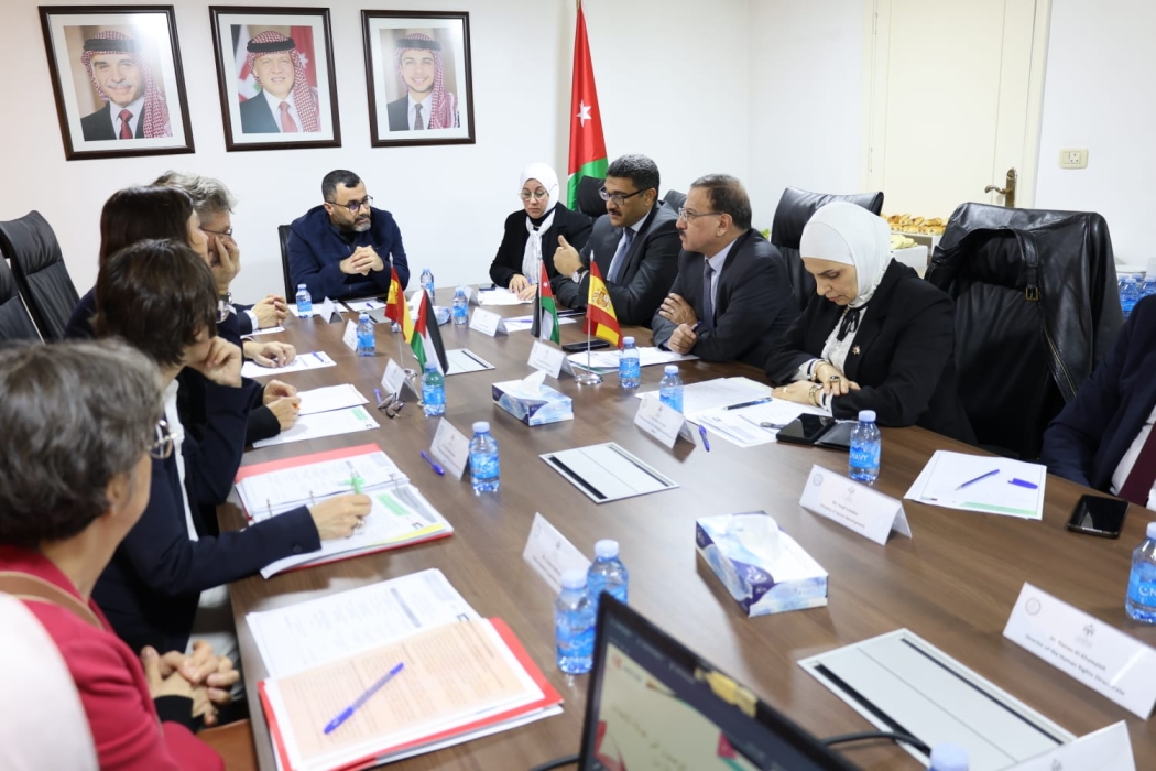 وزيرة الدولة للتعاون الإسباني تزور محكمة أحداث عمان