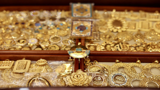 100.40 دينار سعر غرام الذهب في السوق المحلية الخميس