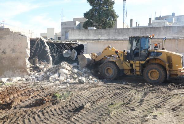 إزالة بناء آيل للسقوط قرب مدرسة في إربد