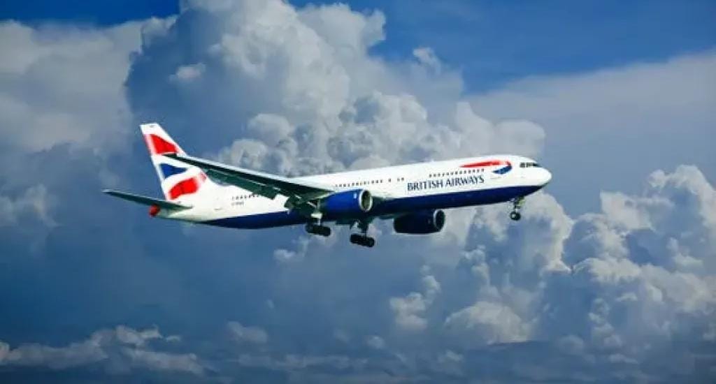 «ترانيم وصراخ ووعظ ديني في السماء».. فوضى غير مسبوقة تهز رحلة بريطانية لـ3 ساعات