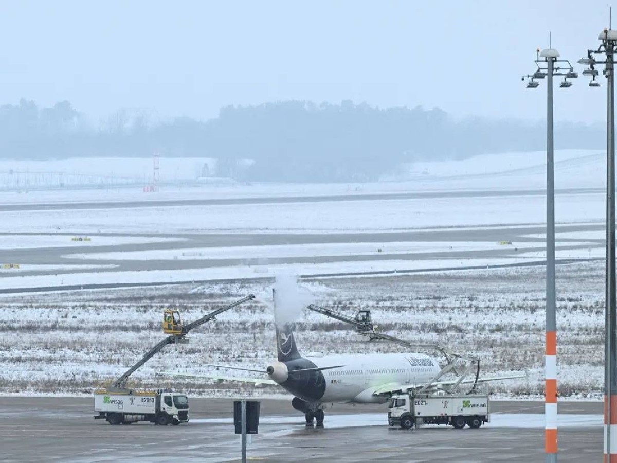 مطار برلين يوقف عملياته بسبب الجليد الأسود