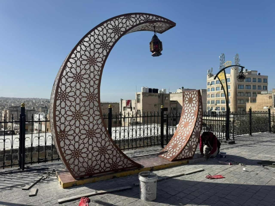 بلدية إربد الكبرى تزيّن ساحتها بالهلال احتفالاً بشهر رمضان المبارك....صور
