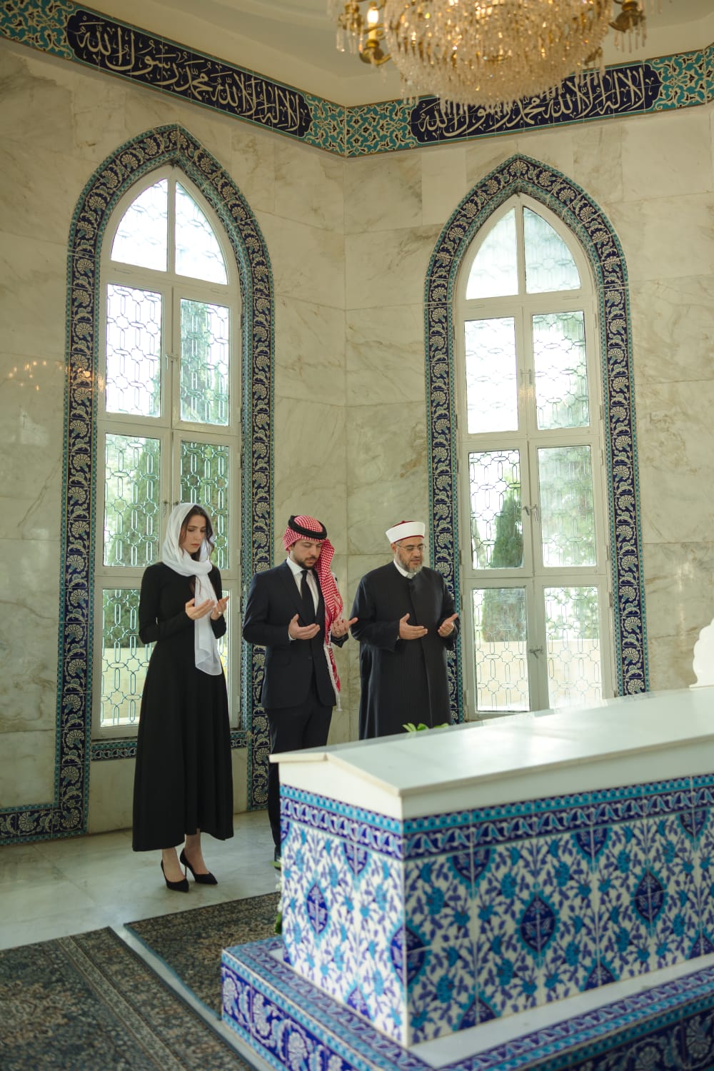 ولي العهد يزور ضريح الملك الحسين...صور