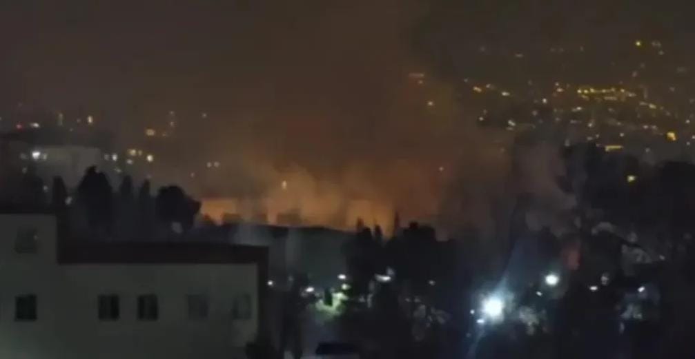 طهران ترتجف! انفجار مدوٍ قرب مقر الجيش والأركان المشتركة والدخان يغطي المدينة