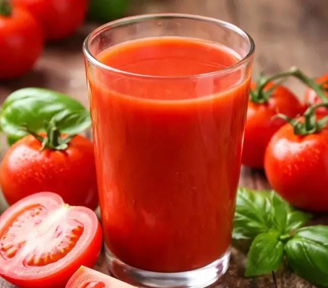 دراسة علمية: شرب عصير الطماطم يوميًا قد يحسّن صحة القلب ويخفض الكوليسترول وضغط الدم